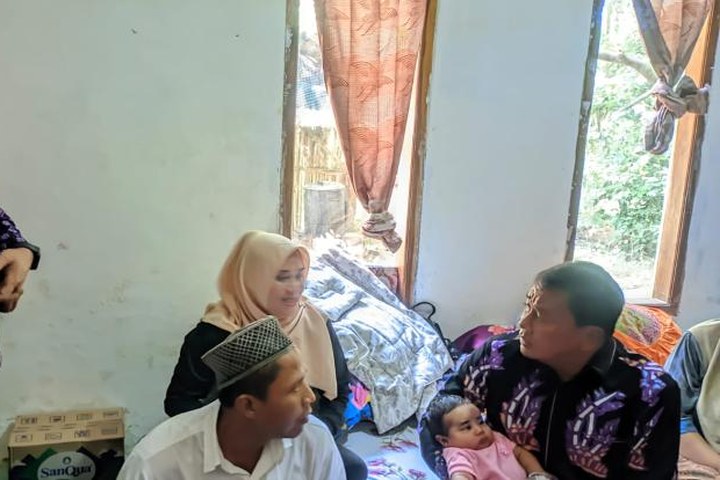 Featured image of post Bupati Tangerang Sapa Warga Solear yang Tertimpa Musibah, Beri Nama Bayi Baru Lahir