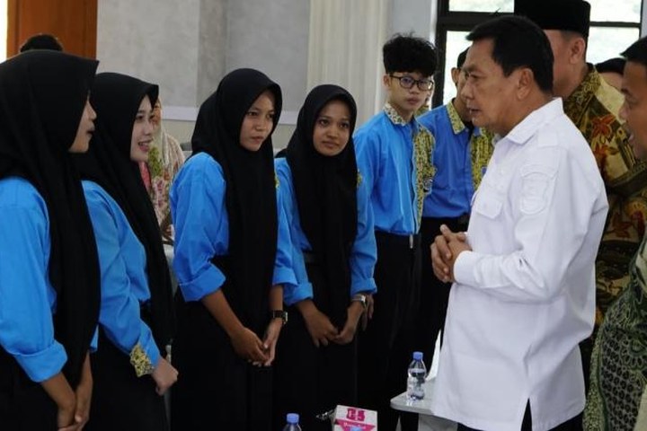 Featured image of post Bupati Tangerang Lepas 7 Siswa Berprestasi Kuliah Gratis ke Tiongkok, Ditopang Dana Aspirasi DPRD