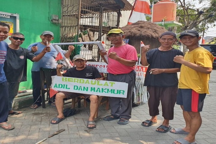 Featured image of post Gotong Royong Warga Pondok Makmur Pasarkemis Siapkan Gerobak Hias Karnaval HUT RI ke-81