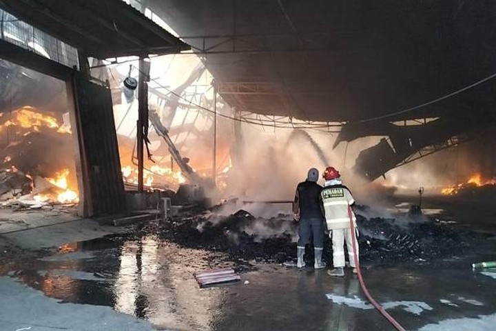 Featured image of post Kebakaran Hebat Hanguskan 9 Gudang di Jatiuwung, 60 Personel Damkar Bertarung Lawan Api