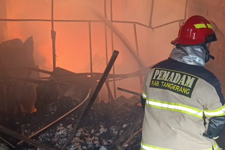 Featured image of post Kebakaran Hebat Hanguskan Gudang Sembako dan Rumah Makan di Sepatan, 7 Unit Damkar Dikerahkan
