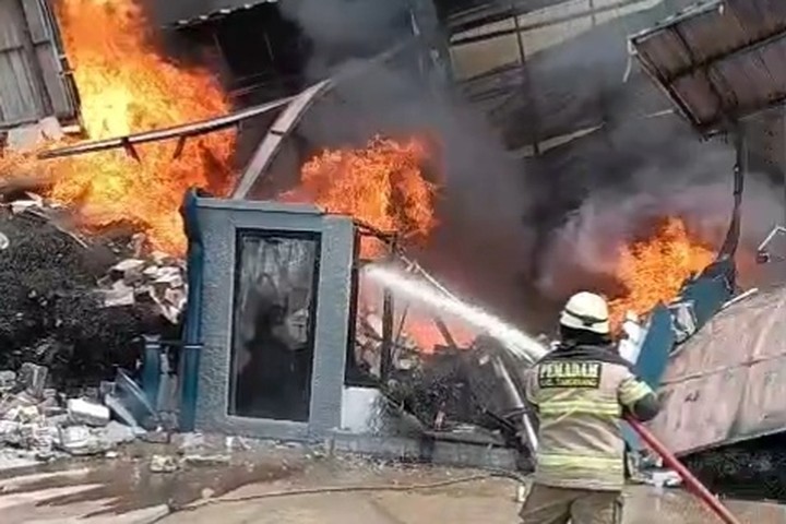 Featured image of post Kebakaran Hanguskan 28 Gudang di Kosambi Permai, Kerugian Ditaksir Rp80 Miliar