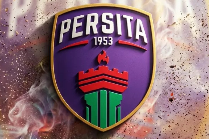 Featured image of post Persita Tangerang Rayakan HUT ke-73, Laskar Benteng Viola Banjiri Jembatan Kaca Tangerang