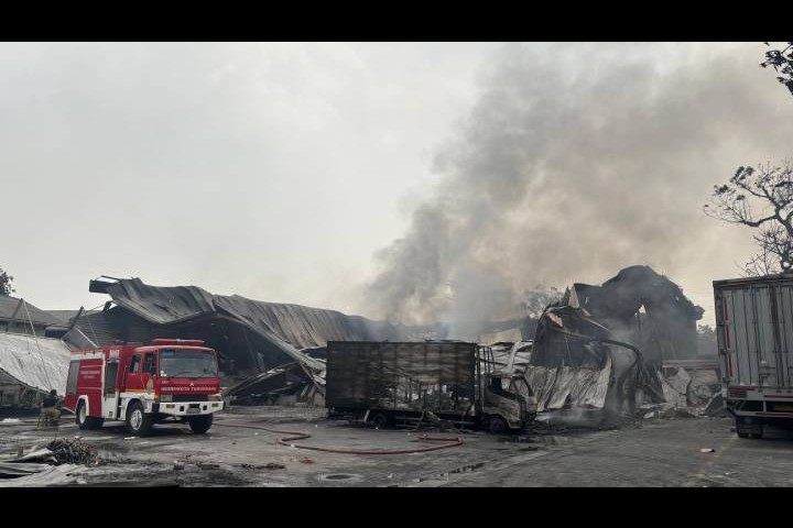 Featured image of post Petugas BPBD Kota Tangerang Masih Kejar Api di Pabrik Batujaya yang Runtuh
