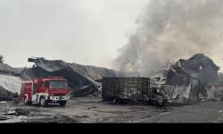 Featured image of post Petugas BPBD Kota Tangerang Masih Kejar Api di Pabrik Batujaya yang Runtuh