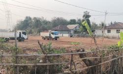 Featured image of post Jalan Becek dan Berdebu, Warga Sindang Jaya Keluhkan Belasan Truk Tanah PT Suvarna Sutera